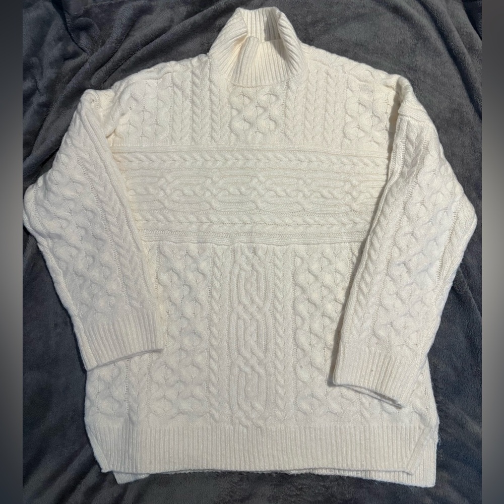 Abercrombie & Fitch Oversized Cableknit Sweater